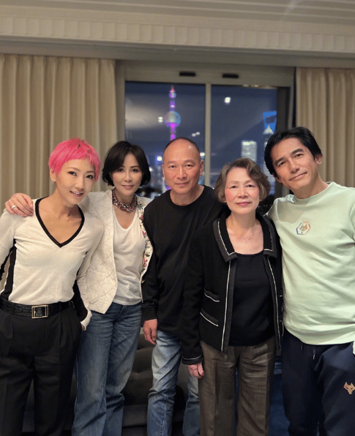 梁朝伟罕晒夫妻恩爱合影为老婆庆生，他坐扶手刘嘉玲坐沙发地位高