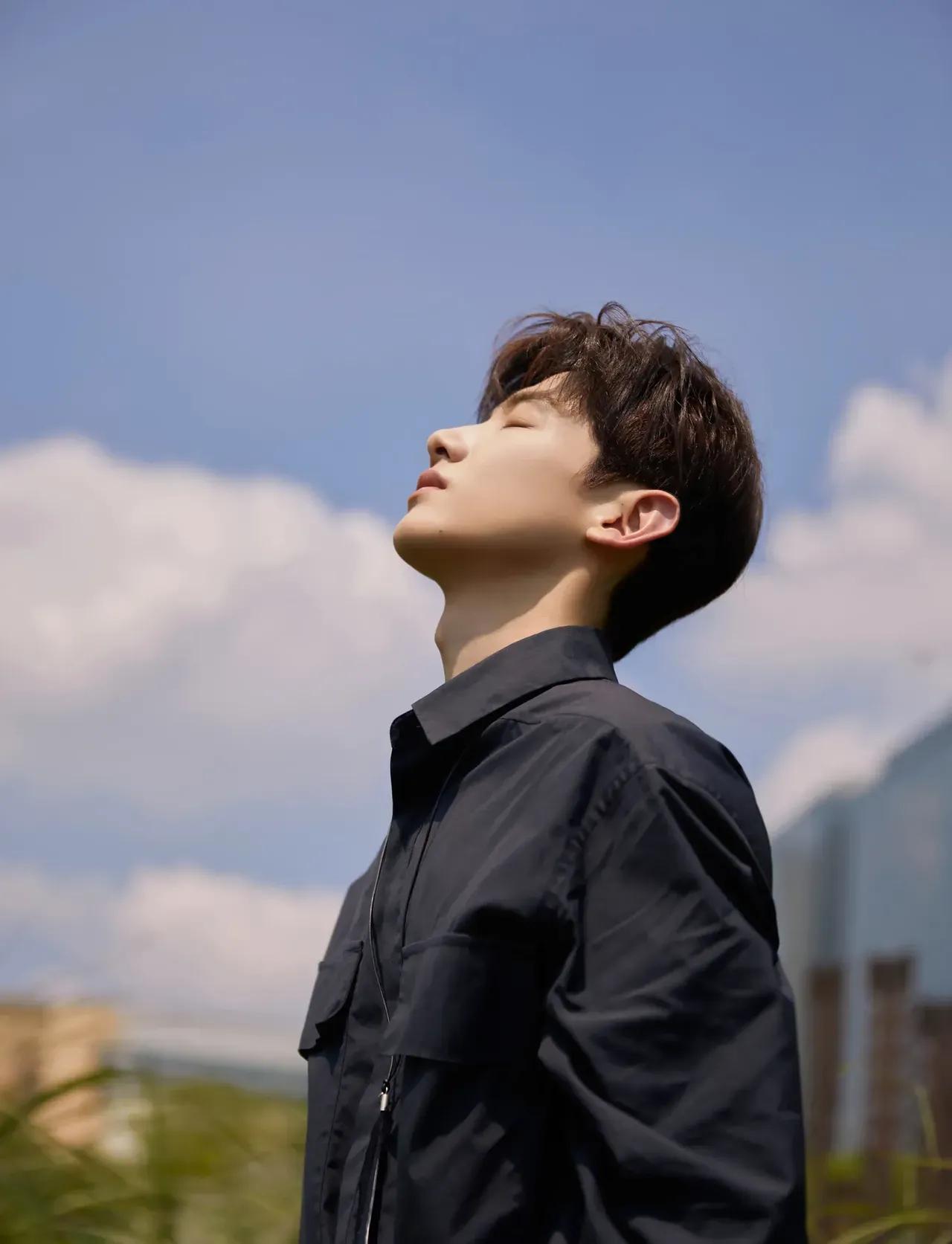 白敬亭黑色系又酷又帅，挺拔阳光，帅气的少年