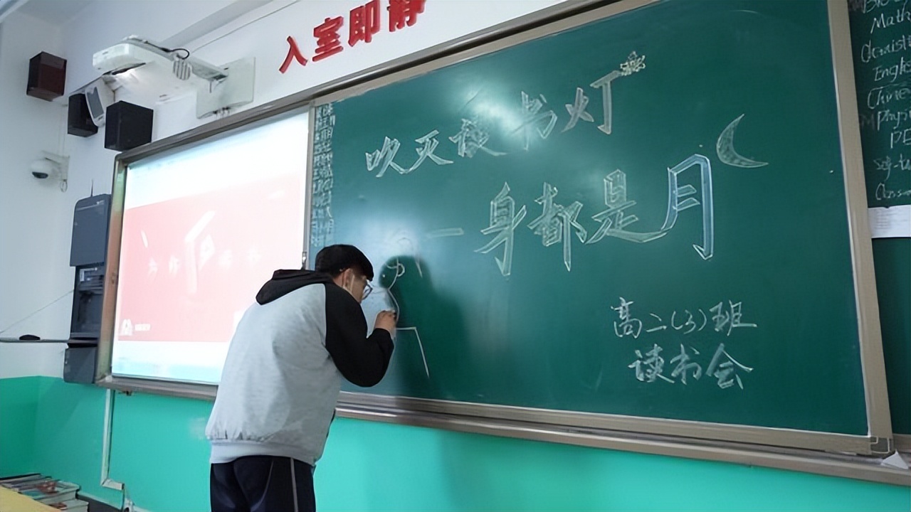 在山里，我们看到了一群翻越大山的读书娃