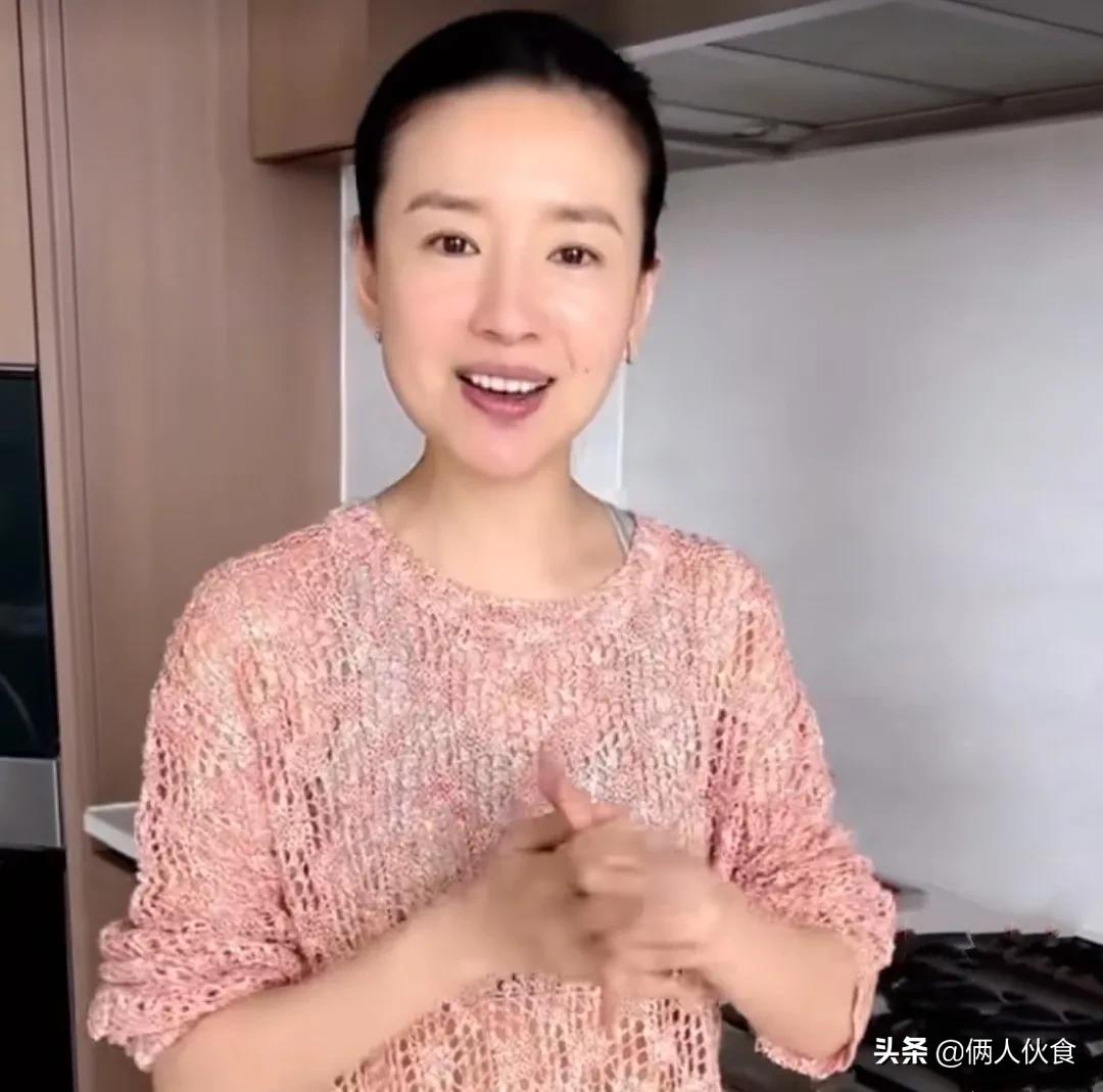 董洁晒牛肉炒面，引来5万网友点赞：耐心做饭的妈妈，样子很美