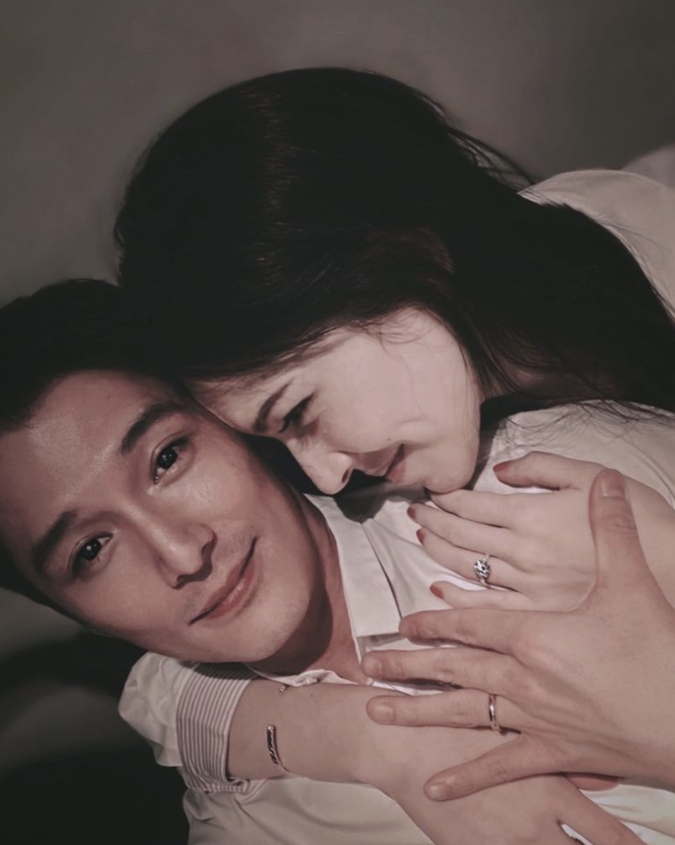 许玮甯晒与邱泽合影秀钻戒官宣结婚，三天前领证，自曝还没有怀孕