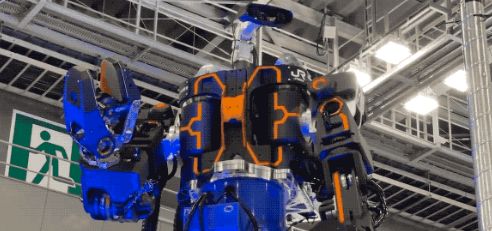 修理铁路的高达，将取代人工进行铁路修理