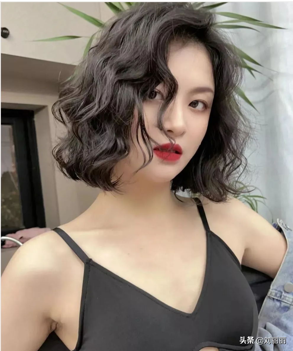 哈喽,各位漂亮姐姐妹妹们,别再只顾着忙碌了,该换换发型了,因为马上