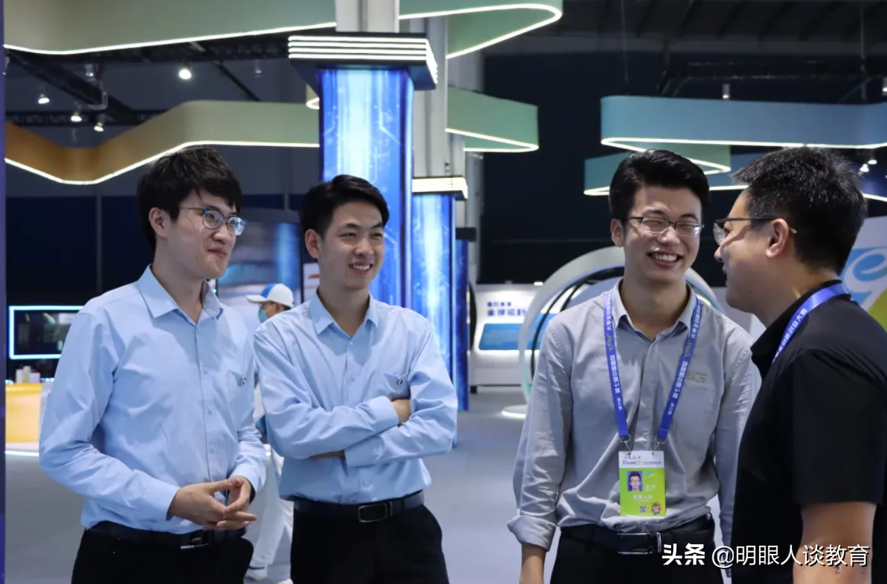 东北大学曾振，一边读研，一边当老板，随便拿了个国际大奖