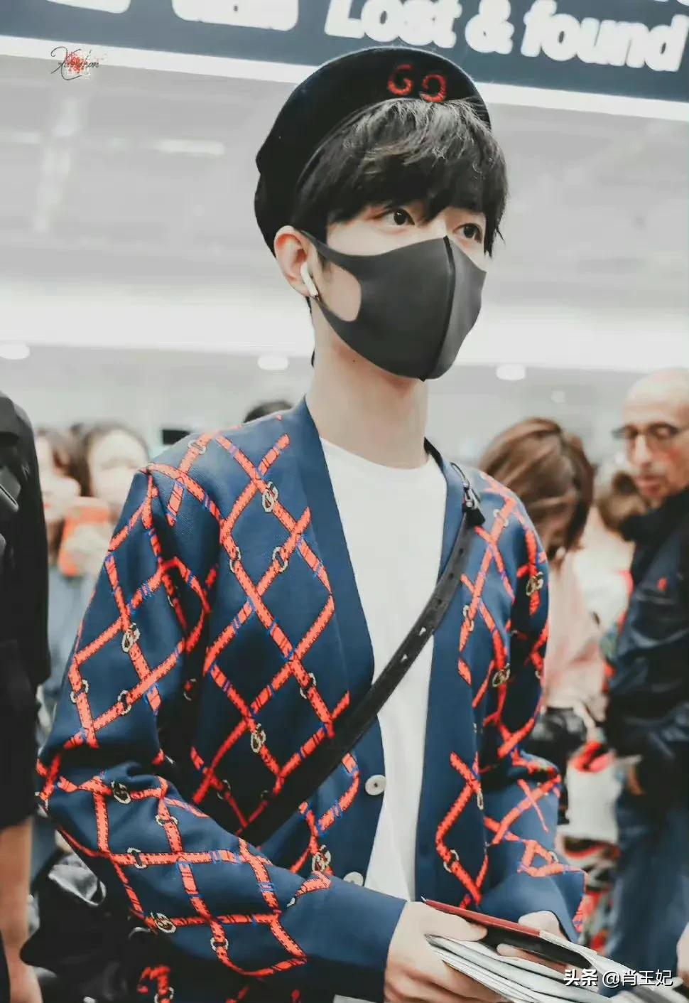 桃桃的一组生图,肖战的眼睛真好看,灵气逼人鲜花与少年绝配