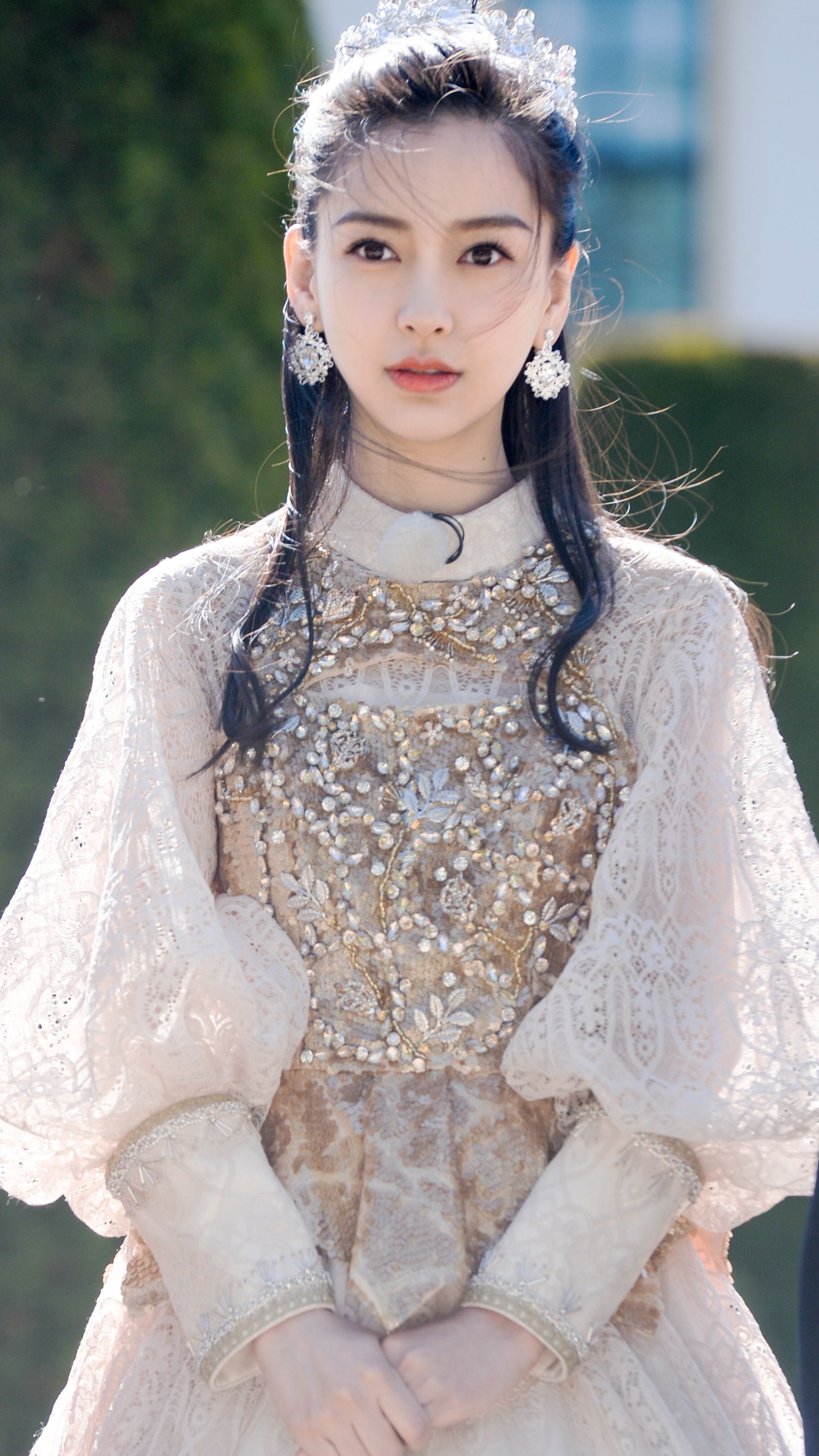 Angelababy:小嫩模变成大明星,4年赚12亿,黄晓明为她做了嫁衣
