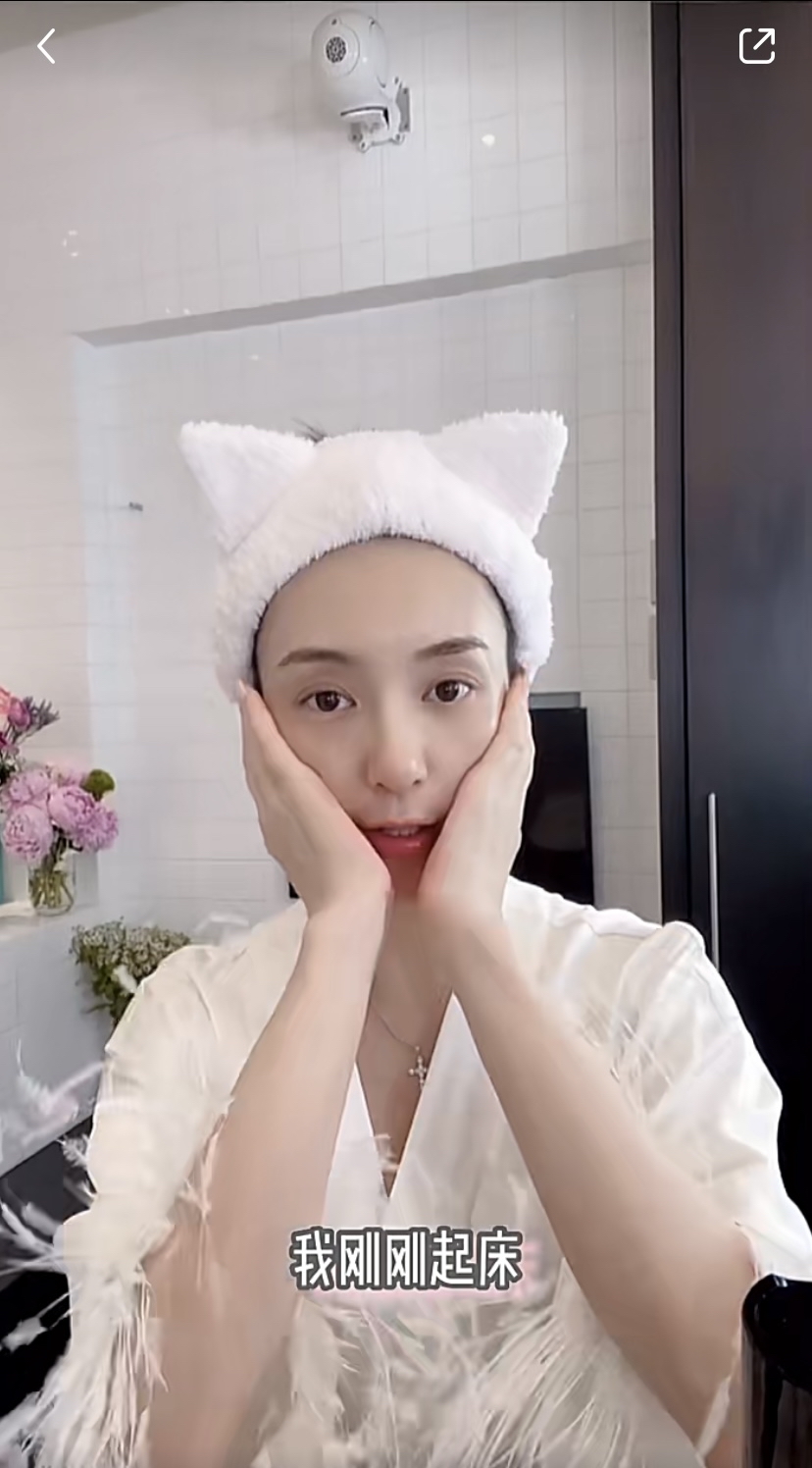 看看方媛早晨洗脸的行头，4万6的项链，7600的睡衣，尽显幸福点滴