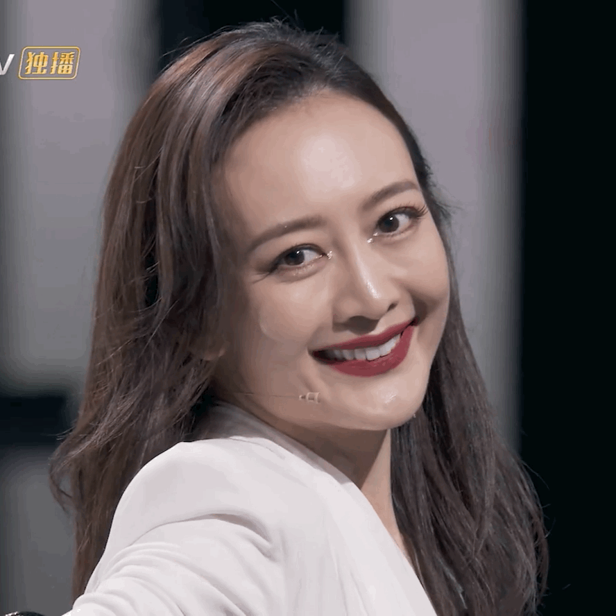 万茜嘟嘴，热巴、吴宣仪眨眼，女星油起来和男星简直不相上下