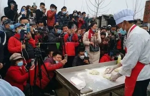 回村创业,却年赚千万!中国最土网红爆火,谁是背后推手?
