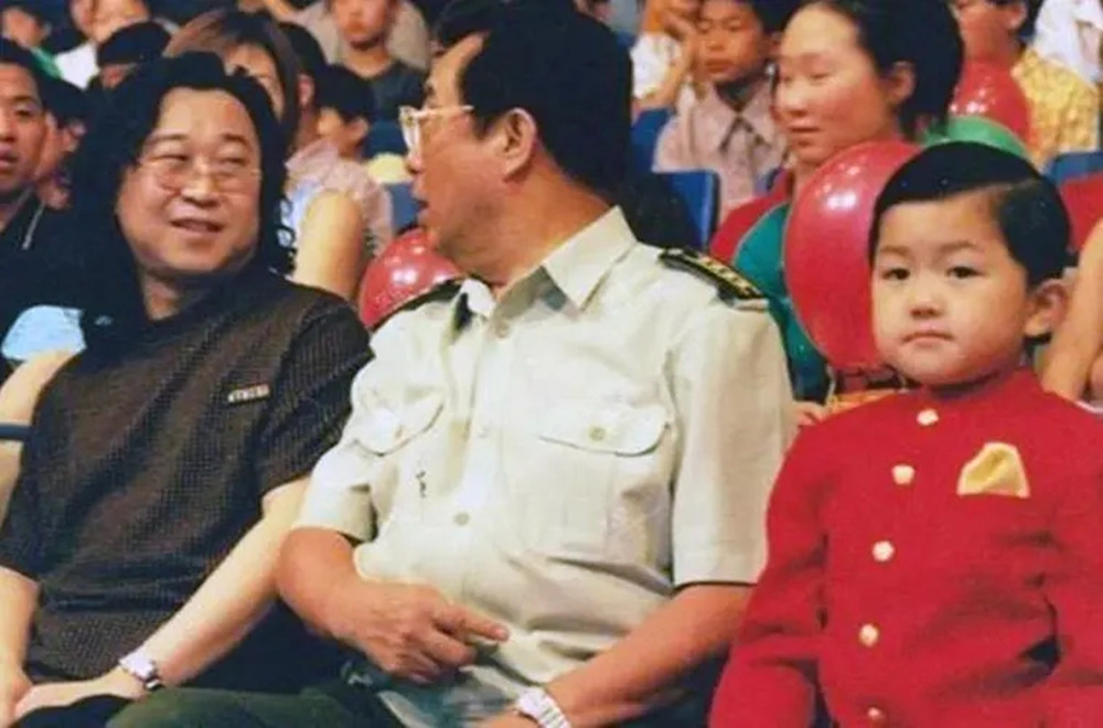 李天一书法曝光，专家大赞不已，网友：是个人才，就怪父母太溺爱