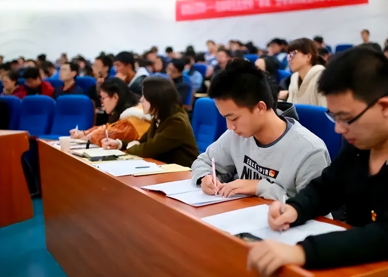 大学生入党谁有“决定权”？并非是辅导员，大四学长告诉你真相