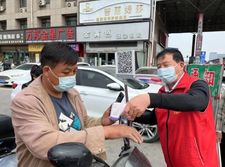 党员往前站，筑牢防范线——党员商户徐建春