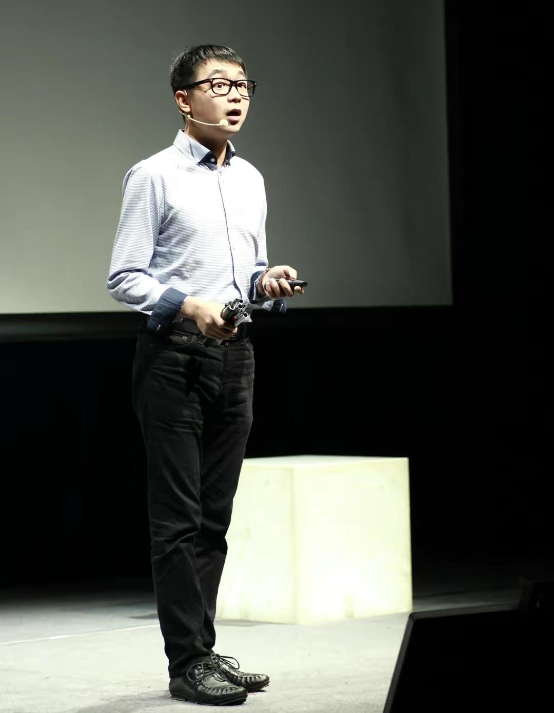 他36岁，年少失明，北漂后成主持人、主编、摄影师，已结婚生女