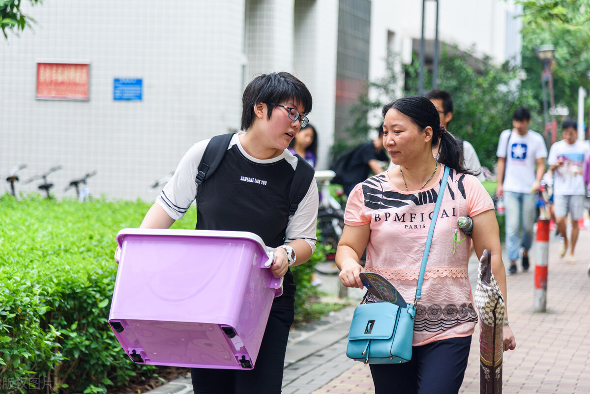 “丧偶式”育儿教育环境下大学生心理问题转变探析，值得思考
