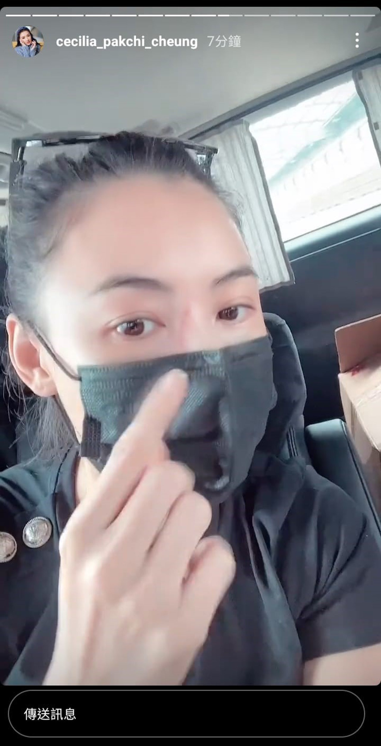 张柏芝带小儿子驱车采购，任由孩子车内翻爬，车窗紧闭防疫意识强