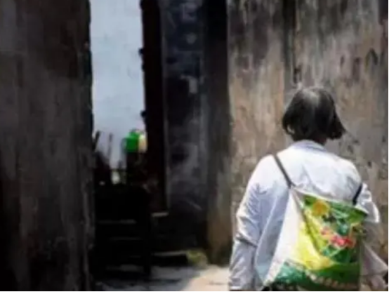 湖南小伙大二退学创业，22岁成千万富翁，23岁为她在海南卖水果