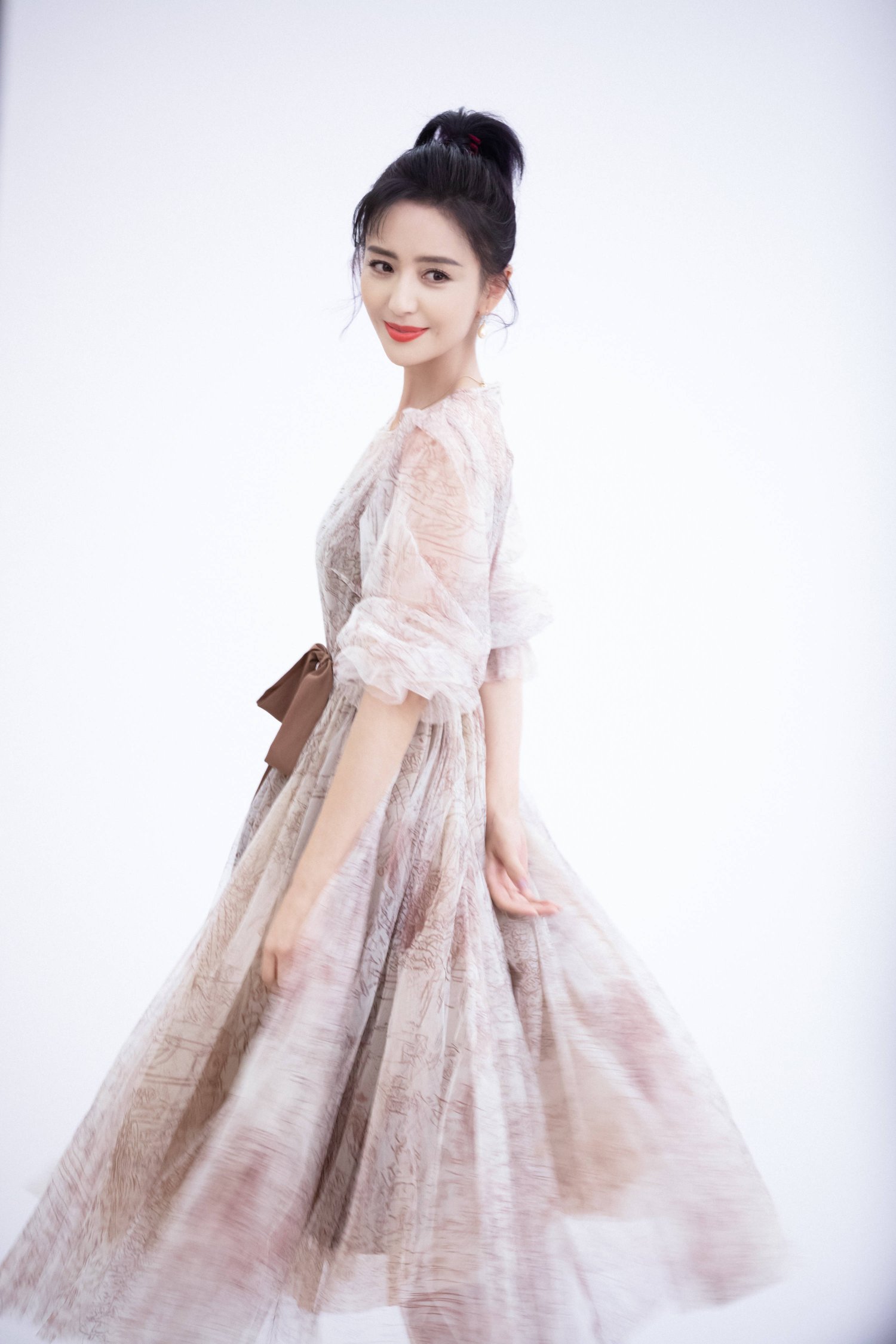 佟丽娅穿刺绣白裙气质清雅 一头微卷短发精致时髦