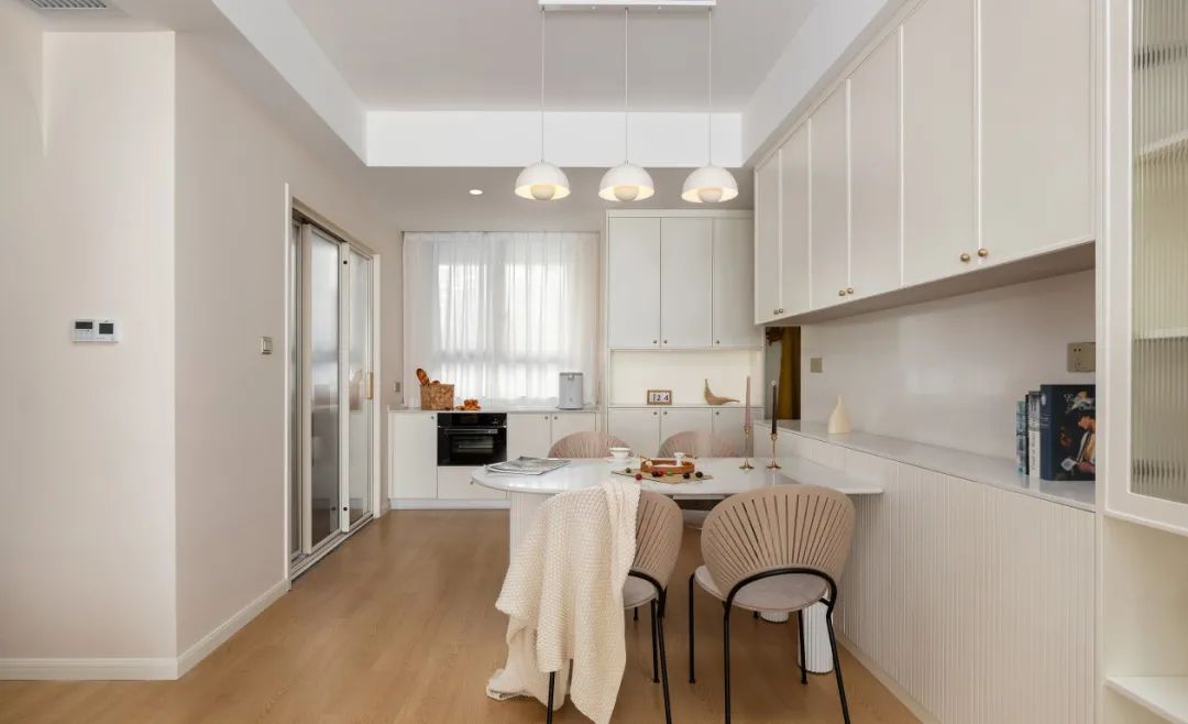 128m²养眼小两房：轻法式+原木风的混搭精髓，在她家感受到了