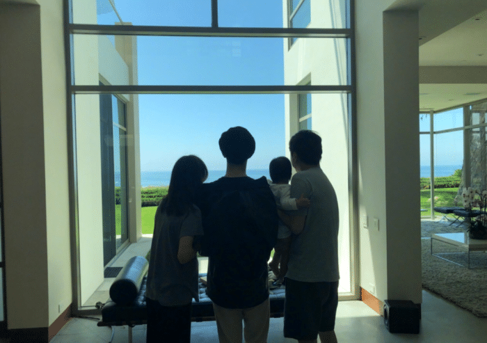 庾澄庆首晒儿子高清正脸，为哈利庆祝20岁生日，父子互动好温馨