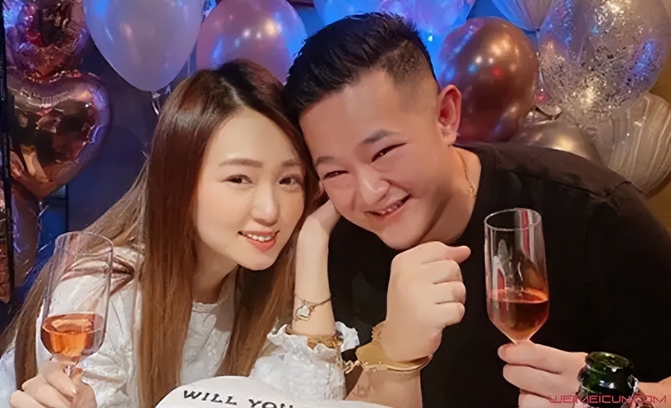 还记得“黑涩会美眉”丫头吗？为了逃离蟑螂房，她用了10年时间