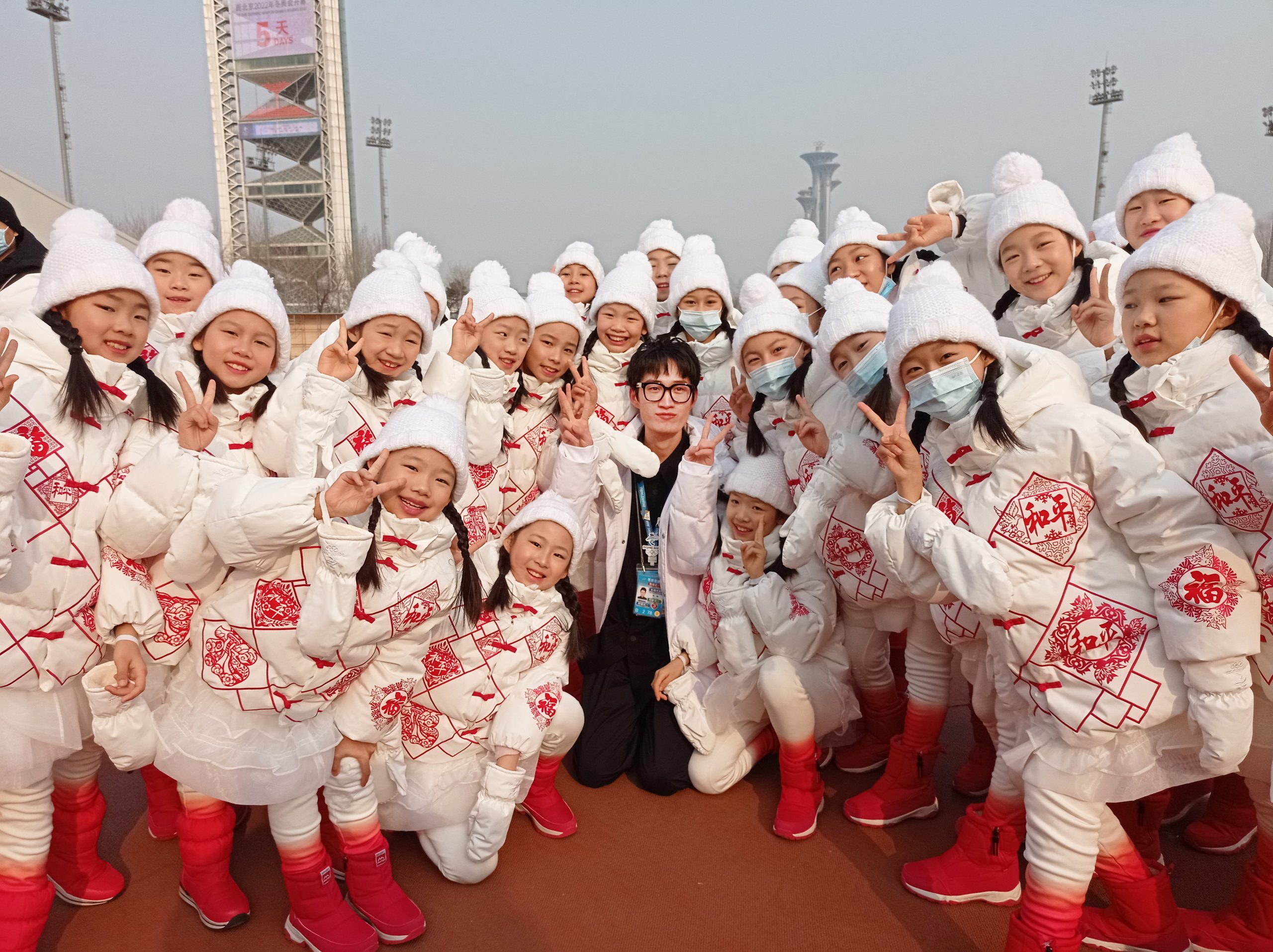 上万张设计图换来五组冬奥开幕式服装！《华丽志》专访设计师陈鹏