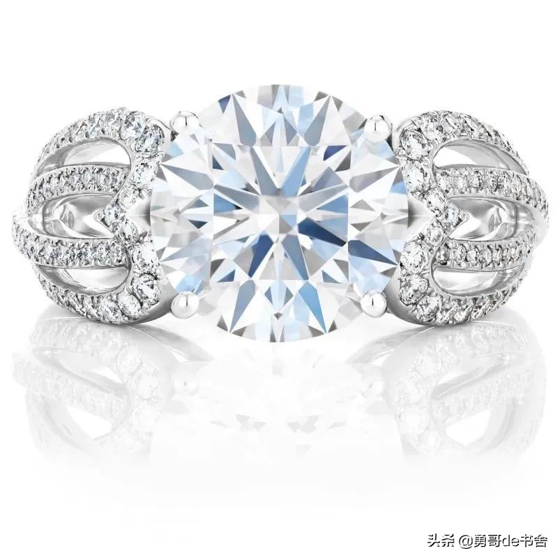 2022巴黎时装周最土CP出圈了！堪比欧阳娜娜搭上了宋小宝