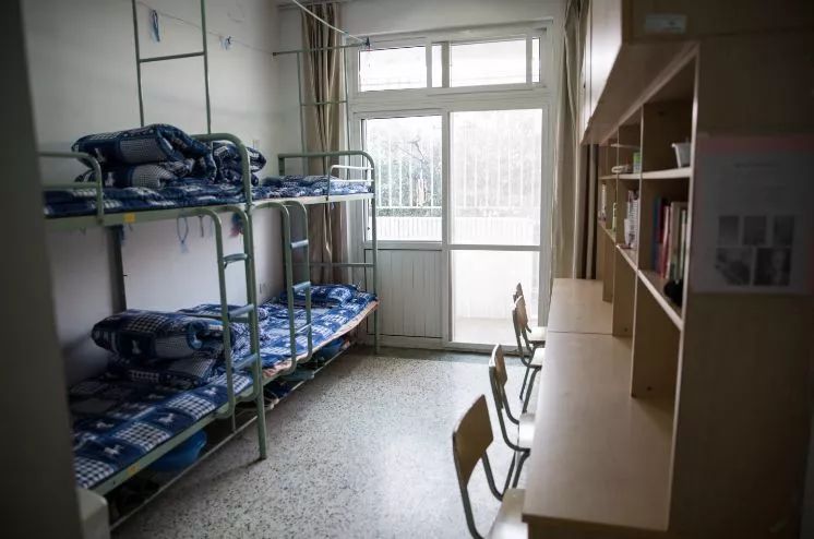 2004年，13岁女孩离奇失踪，被发现时身穿红衣躺在别人的坟墓中