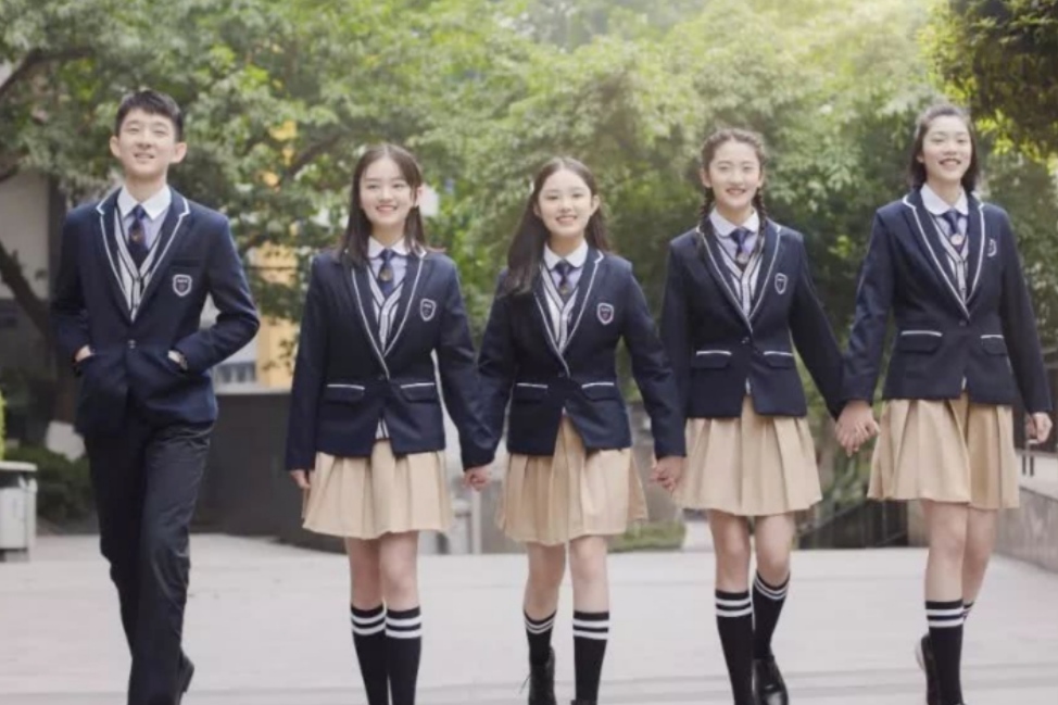 为啥贵族学校女生穿裙子，普通学校女生穿裤子？学生表示强烈不满