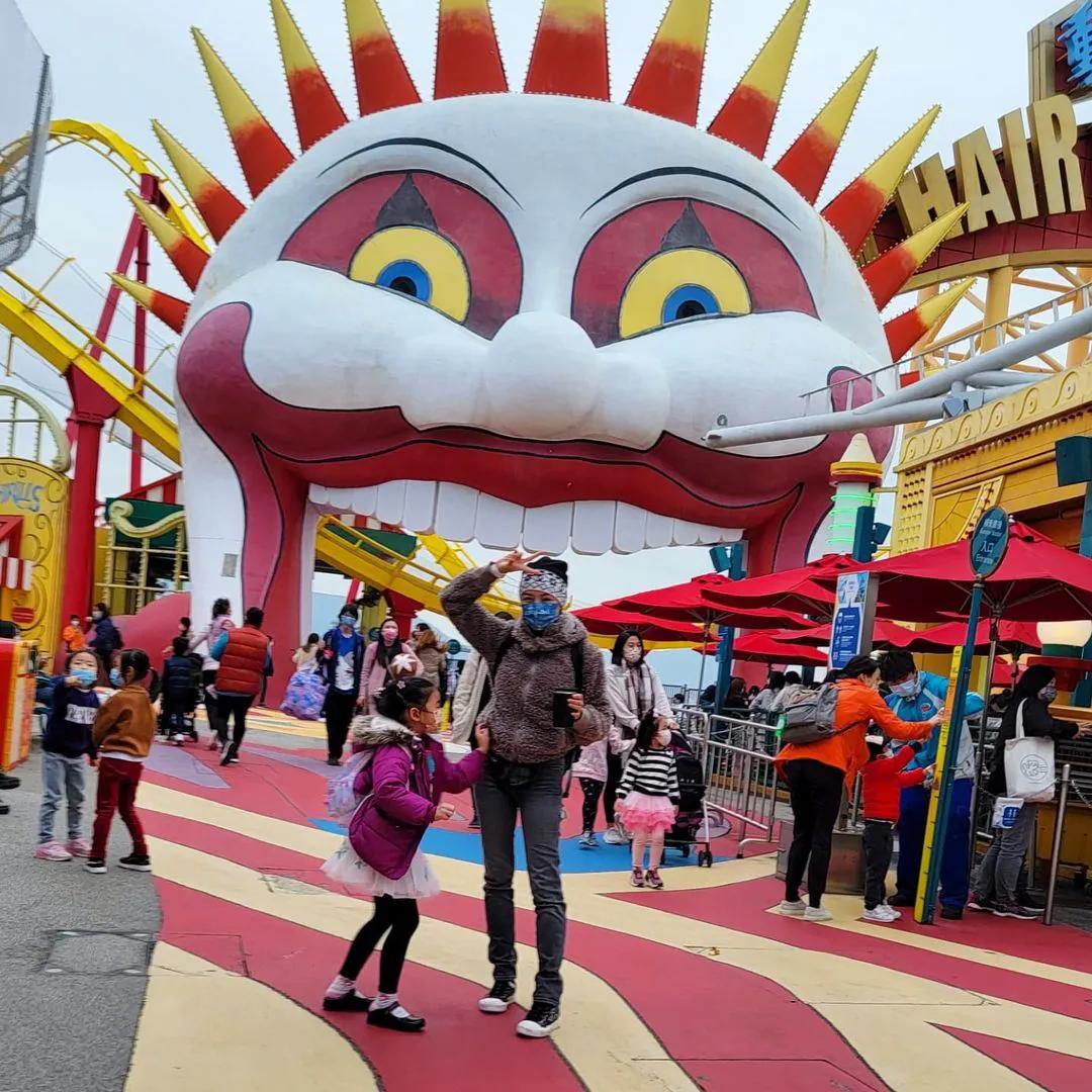 陈茵媺独自带三孩去乐园，老公陈豪太忙，能陪一天就是最好的礼物