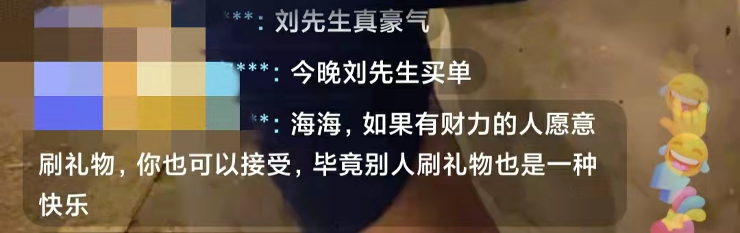 演员马率地铁口摆地摊卖衣服 人来人往却鲜少有人问津