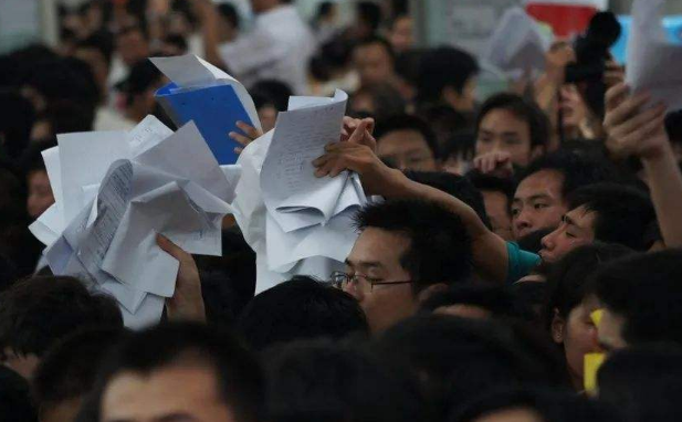 乡镇中学“成绩单”引热议，7门科目总分不到200，学生该何去何从