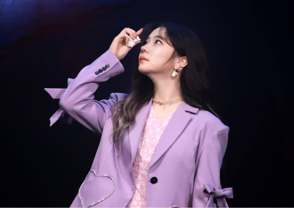 中传毕业科班出身，靠选秀搭档杨超越出道，后转行演戏屡遭吐槽