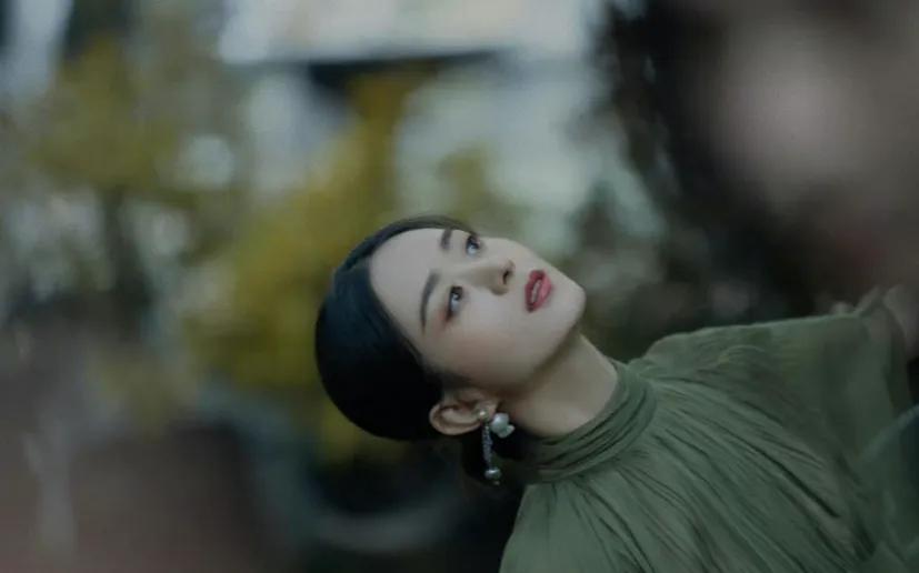 赵丽颖时尚芭莎新照出炉，颖宝非常有气场