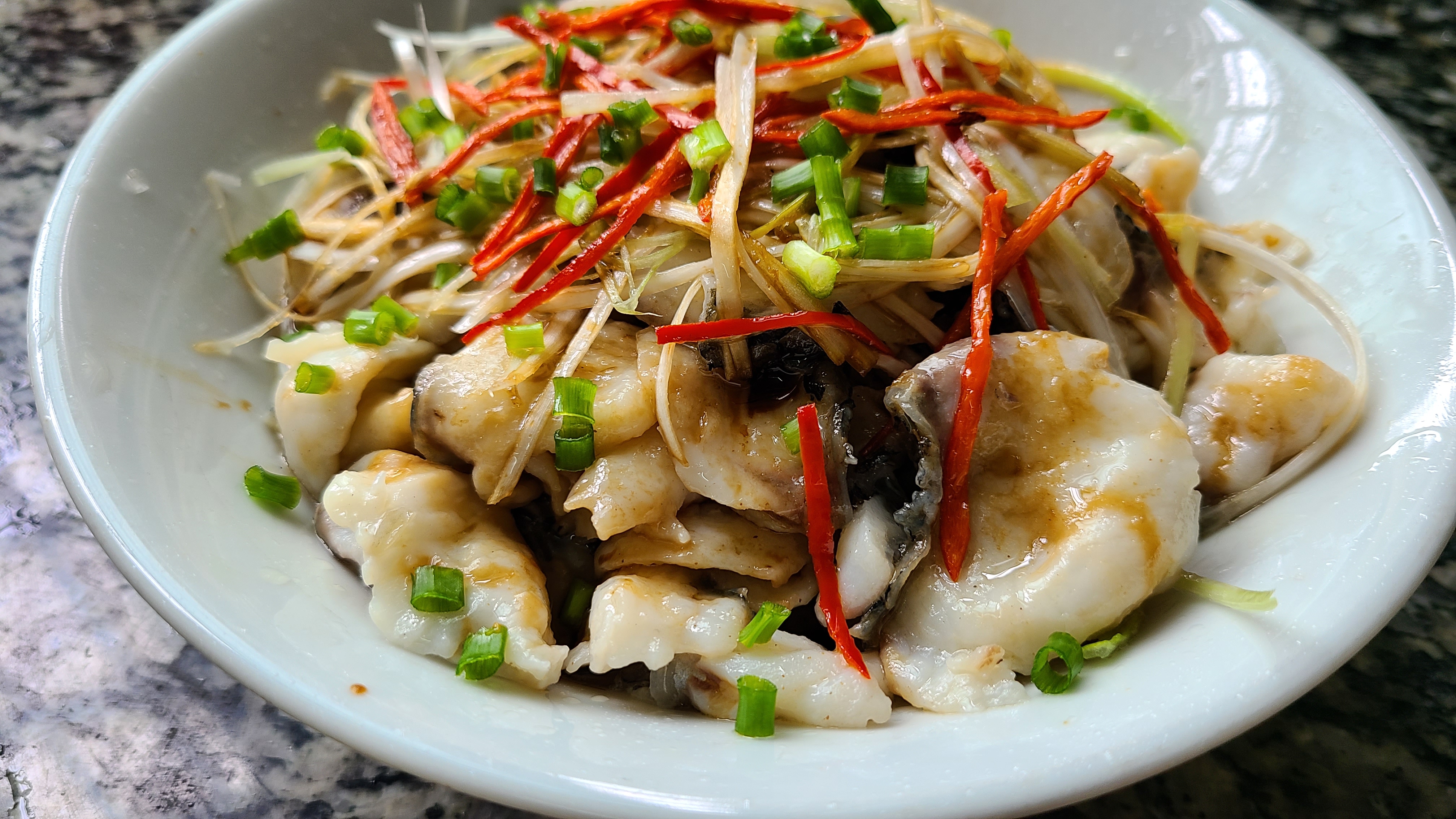 葱油鱼片，广东出了名的美食，老厨师教你做出来，简单好吃