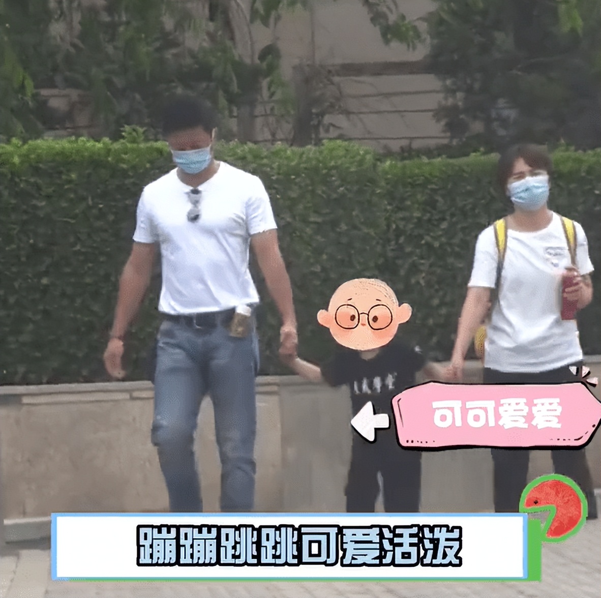 铁汉柔情！吴京带小儿子出门玩耍 与儿子手牵手眼神慈爱温柔