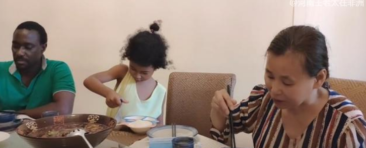 七年前中国女大学生嫁给非洲王子，生下2个女儿，现娘家定居非洲