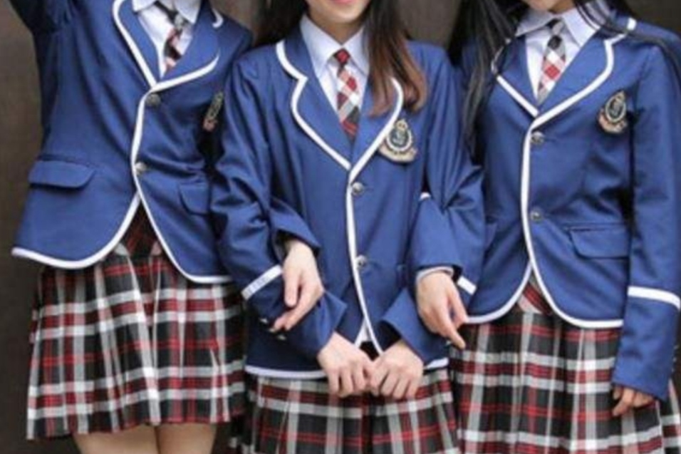 为啥贵族学校女生穿裙子，普通学校女生穿裤子？学生表示强烈不满