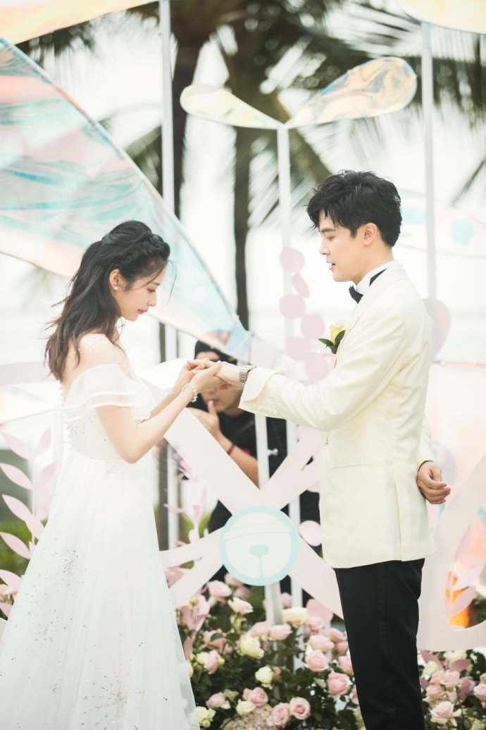 颖儿：父母为了她分居7年，她与丈夫AA制，生完孩子9天就复出拍戏