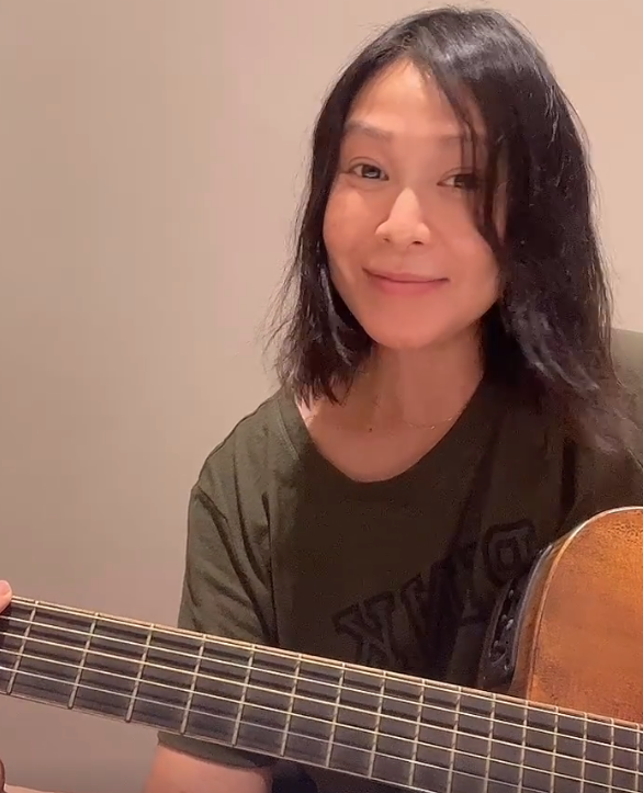 刘若英嘟嘴自拍，53岁还很纯真的漂亮，就算皱纹多也看着舒服的