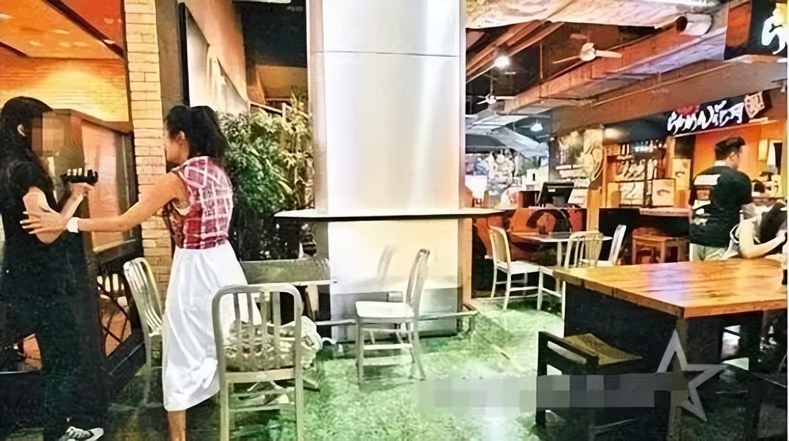 还记得“黑涩会美眉”丫头吗？为了逃离蟑螂房，她用了10年时间