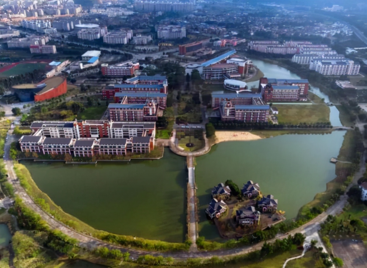 福师大发布“行走的招生简章”，校草版比校花版有效，考生很心动