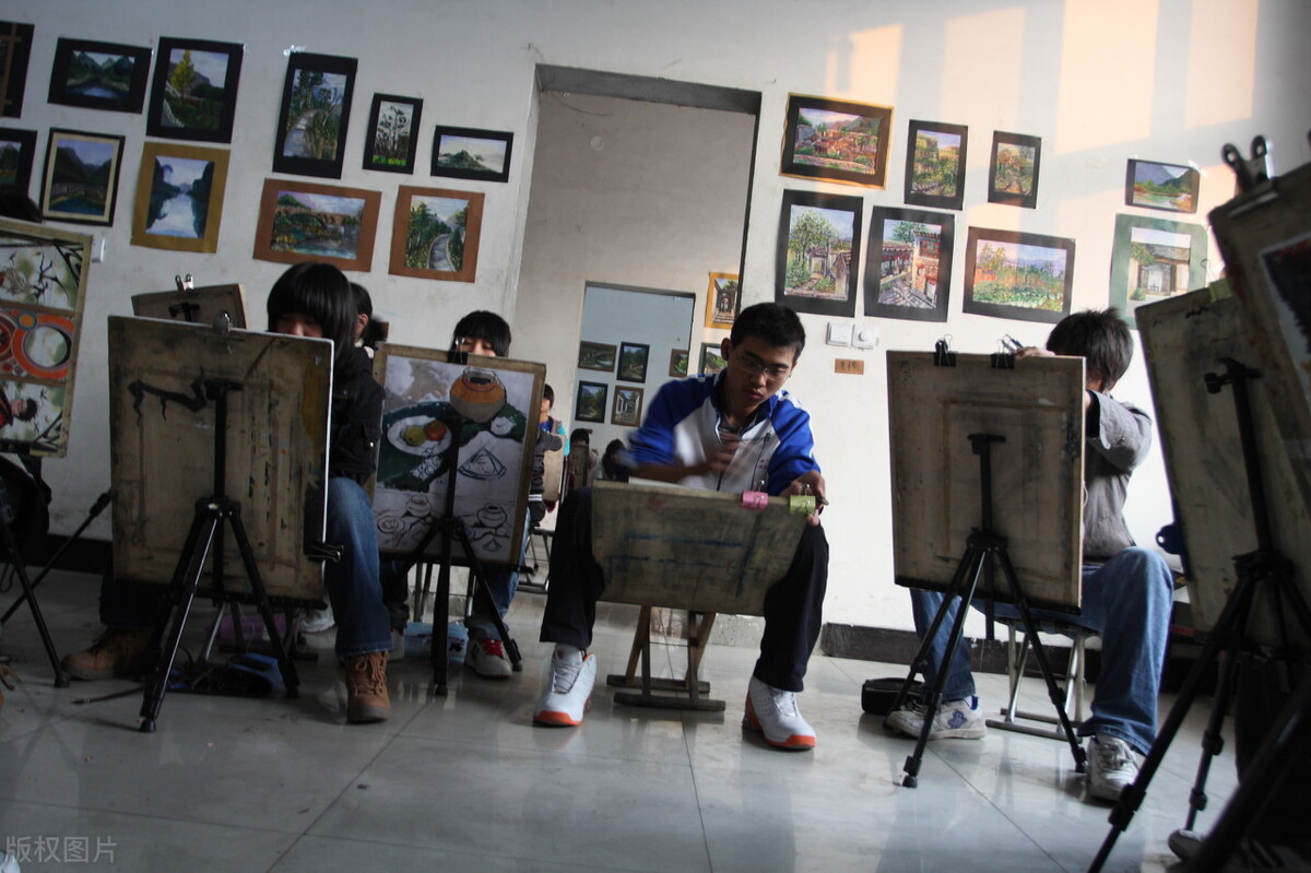 美术生，高二才开始接触美术，集训努力画画，考到260的机会大吗