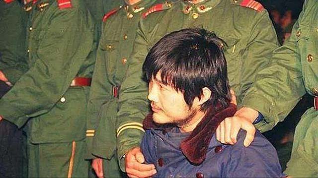 03年警方抓捕杨新海归案，庭审材料高达半米，专案组：有仇女心理