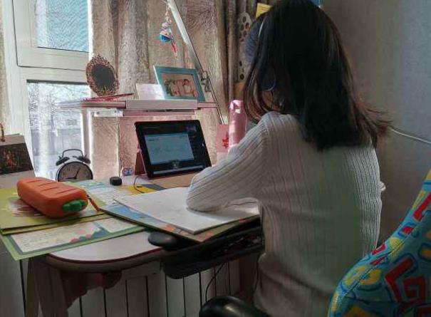 网课可以自设“背景图”，学生假装自己在国外上课，老师忍俊不禁