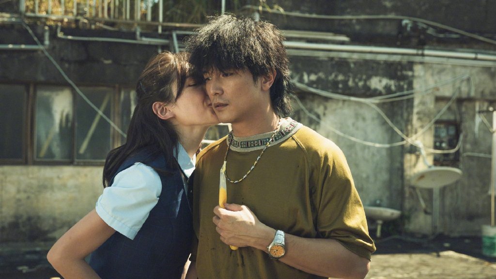 许玮甯晒与邱泽合影秀钻戒官宣结婚，三天前领证，自曝还没有怀孕