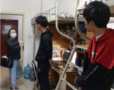 黑龙江某高校男生睡走廊4年，一鞋、一被、一推书，他活得很明白