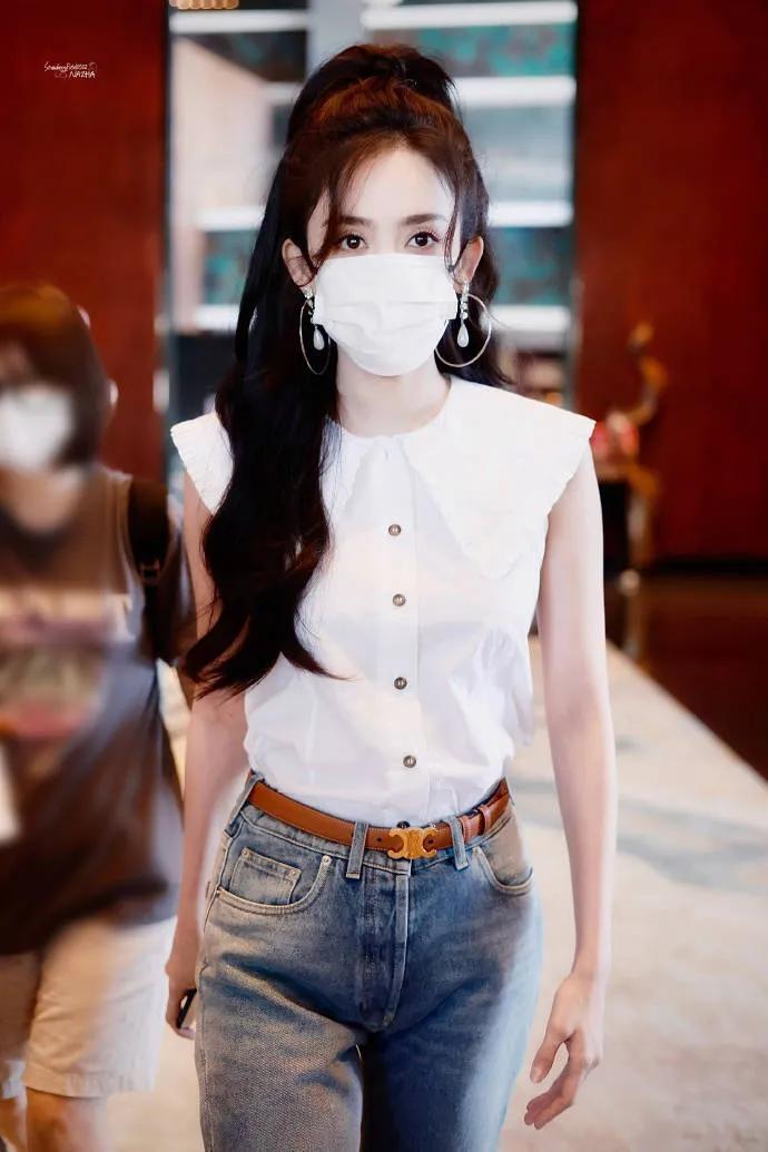 娜扎近日私服二则，拿捏住了甜美淑女风和酷酷休闲范儿！​​​