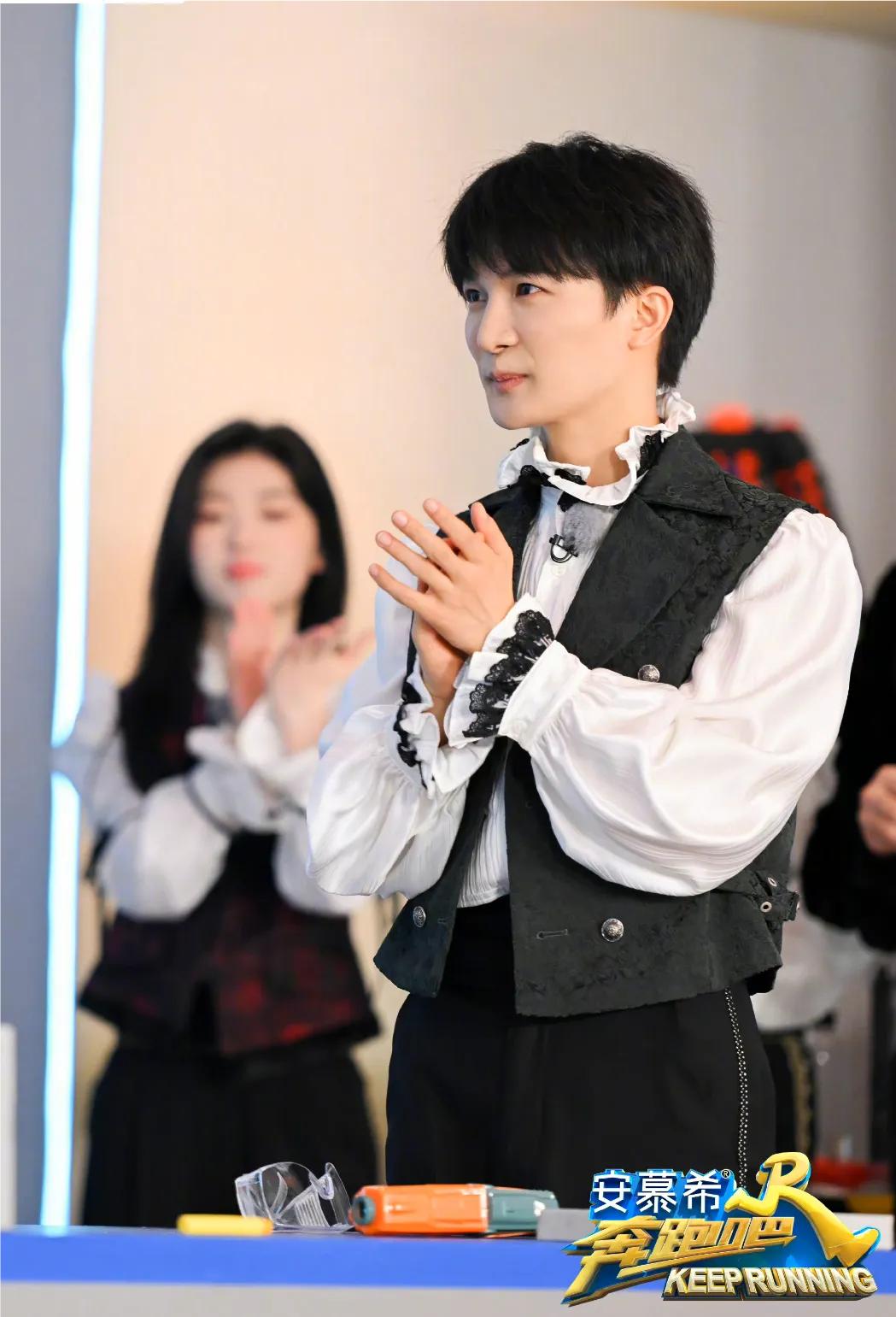 《奔跑吧》白鹿作为幕后Boos，考脑力又考体力，最终以撕名牌结束