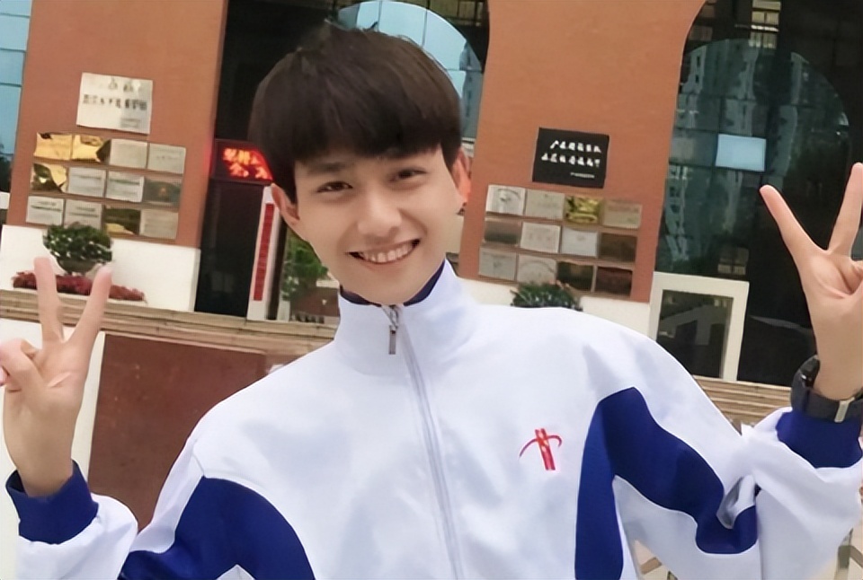 成都一中学男老师走红，长相极具“少年感”，网友：现实版余淮