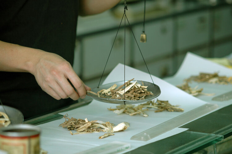 身上长红痣，就是肝病的标志？肝开始病变时，手脚可能有4种迹象